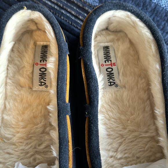 Minnetonka Suede Slippers. Size 8.  Great Condition - Picture 3 of 12
